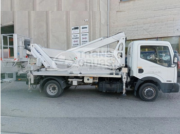 Camión con plataforma elevadora NISSAN