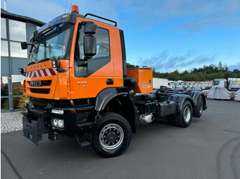 Camión volquete IVECO Trakker