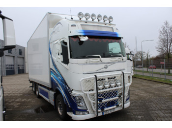 Camión caja cerrada VOLVO FH