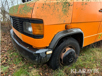 Camión con plataforma elevadora Mercedes 709D med lift: foto 3