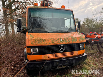 Camión con plataforma elevadora Mercedes 709D med lift: foto 2