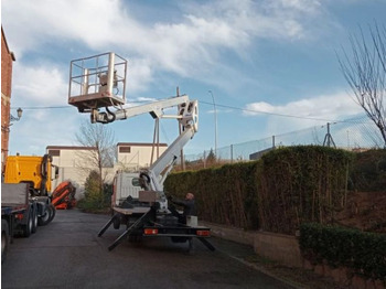 Camión con plataforma elevadora NISSAN