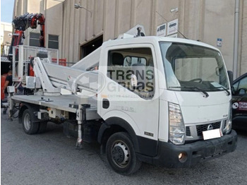 Camión con plataforma elevadora NISSAN