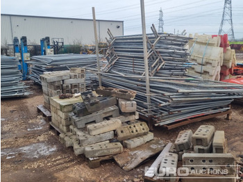 Equipo de construcción Stillage of Heras Fencing, Pallet of Fencing Feet (2 of), Pallet of Breeze Blocks, Bundle of Metal Safety Barriers: foto 4