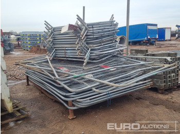 Equipo de construcción Stillage of Heras Fencing, Pallet of Fencing Feet (2 of), Pallet of Breeze Blocks, Bundle of Metal Safety Barriers: foto 2