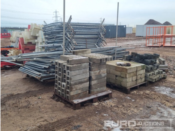 Equipo de construcción Stillage of Heras Fencing, Pallet of Fencing Feet (2 of), Pallet of Breeze Blocks, Bundle of Metal Safety Barriers: foto 3