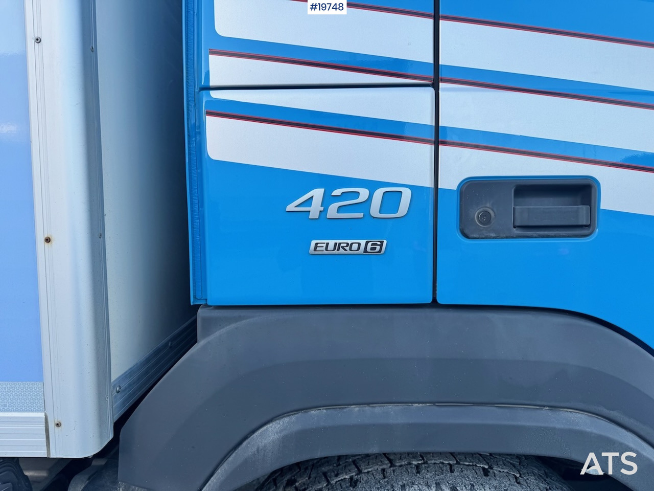 Camión caja cerrada Volvo FM420: foto 35