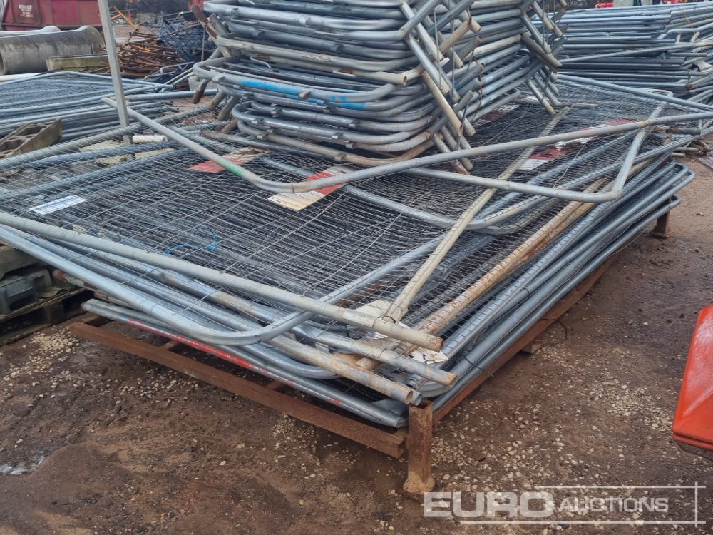 Equipo de construcción Stillage of Heras Fencing, Pallet of Fencing Feet (2 of), Pallet of Breeze Blocks, Bundle of Metal Safety Barriers: foto 6