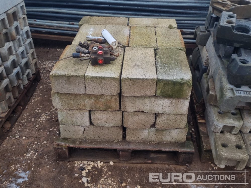 Equipo de construcción Stillage of Heras Fencing, Pallet of Fencing Feet (2 of), Pallet of Breeze Blocks, Bundle of Metal Safety Barriers: foto 8