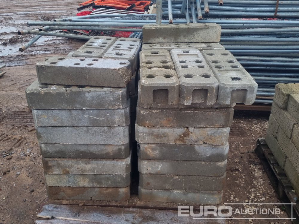 Equipo de construcción Stillage of Heras Fencing, Pallet of Fencing Feet (2 of), Pallet of Breeze Blocks, Bundle of Metal Safety Barriers: foto 9